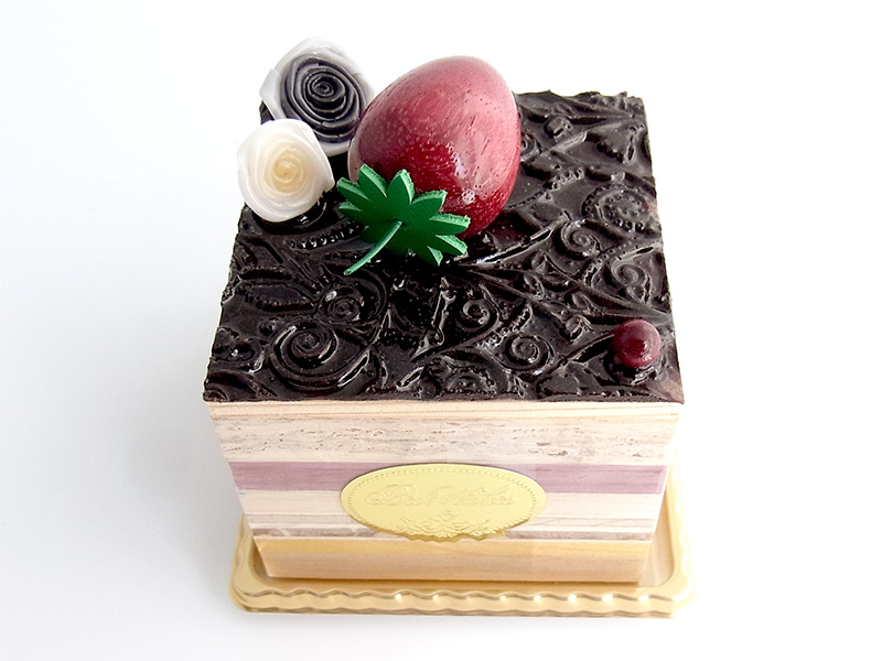 se270　ビターチョコに薔薇といちご（正方形）ケーキオルゴール