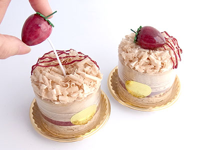 ma607　削りホワイトチョコにいちご（丸）ケーキオルゴール